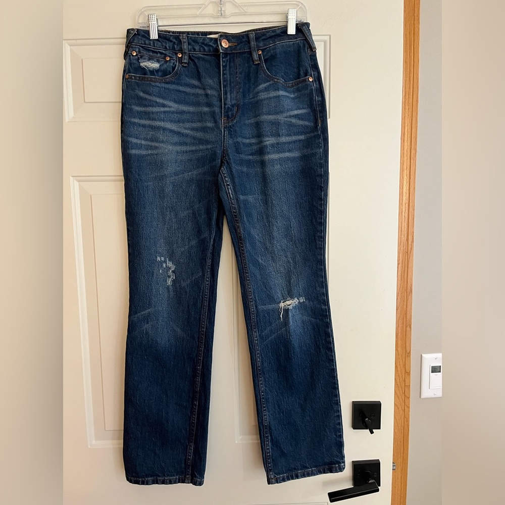 Women’s Cleo & Wolf high rise straight leg dark wash distressed jean. 30”Wx 30”L